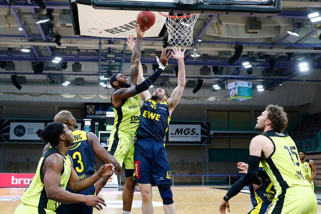 19. Spieltag der easyCredit BBL Basketball Bundesliga in der Oberfrankenhalle in Bayreuth Bayern Deutschland Saison 2020-2021 Medi Bayreuth gegen EWE Baskets Oldenburg Dererk Pardon (Medi Bayreuth 0) links Nathan Boothe (EWE Baskets Oldenburg 45) rechts