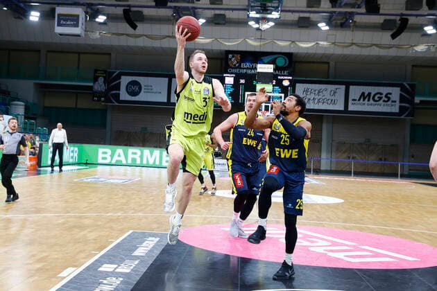 19. Spieltag der easyCredit BBL Basketball Bundesliga in der Oberfrankenhalle in Bayreuth Bayern Deutschland Saison 2020-2021 Medi Bayreuth gegen EWE Baskets Oldenburg Osvaldas Olisevicius (Medi Bayreuth 31) links Phil Pressey (EWE Baskets Oldenburg 25) rechts