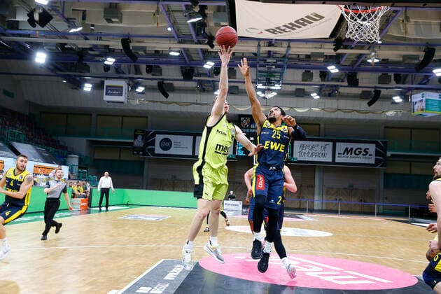 19. Spieltag der easyCredit BBL Basketball Bundesliga in der Oberfrankenhalle in Bayreuth Bayern Deutschland Saison 2020-2021 Medi Bayreuth gegen EWE Baskets Oldenburg Osvaldas Olisevicius (Medi Bayreuth 31) links Phil Pressey (EWE Baskets Oldenburg 25) rechts