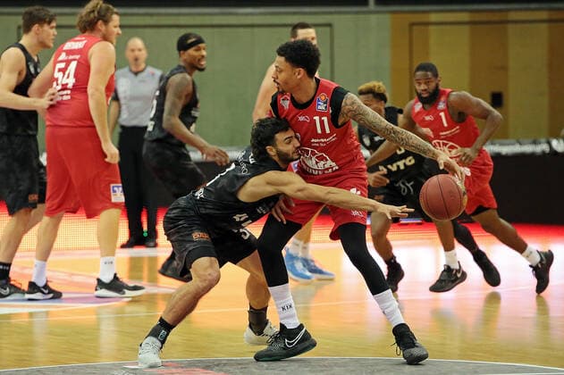 14.02.2021, xovx, Basketball BBL, JobStairs Gießen 46ers - Hamburg Towers v.l. Maximilian DiLeo (Hamburg Towers), Diante Garrett (Gießen 46ers) Gießen Sporthalle Gießen-Ost Hessen Deutschland (DE)