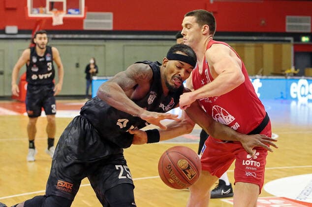 14.02.2021, xovx, Basketball BBL, JobStairs Gießen 46ers - Hamburg Towers v.l. Terry Allen (Hamburg Towers), Scottie James Jr. (Gießen 46ers) Gießen Sporthalle Gießen-Ost Hessen Deutschland (DE)
