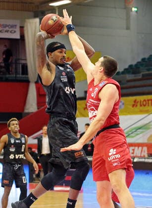 14.02.2021, xovx, Basketball BBL, JobStairs Gießen 46ers - Hamburg Towers v.l. Terry Allen (Hamburg Towers), Scottie James Jr. (Gießen 46ers) Gießen Sporthalle Gießen-Ost Hessen Deutschland (DE)