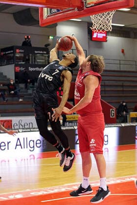 14.02.2021, xovx, Basketball BBL, JobStairs Gießen 46ers - Hamburg Towers v.l. Kameron Taylor (Hamburg Towers), John Bryant (Gießen 46ers) Gießen Sporthalle Gießen-Ost Hessen Deutschland (DE)