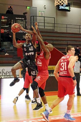 14.02.2021, xovx, Basketball BBL, JobStairs Gießen 46ers - Hamburg Towers v.l. Zac Cuthbertson (Hamburg Towers), Brandon Bowman (Gießen 46ers), Scottie James Jr. (Gießen 46ers) Gießen Sporthalle Gießen-Ost Hessen Deutschland (DE)