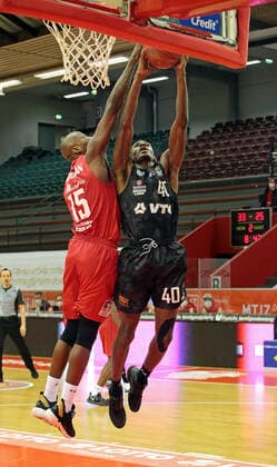 14.02.2021, xovx, Basketball BBL, JobStairs Gießen 46ers - Hamburg Towers v.l. Brandon Bowman (Gießen 46ers), Zac Cuthbertson (Hamburg Towers) Gießen Sporthalle Gießen-Ost Hessen Deutschland (DE)