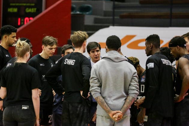 Deutschland, Giessen, Osthalle, 14.02.2021, easy Credit BBL, 19.Spieltag, JobStairs Giessen 46ers - Hamburg Towers Bild: Das Team aus Hamburg bei der Auszeit, mi. Headcoach: Pedro Calles (Hamburg Towers) gibt seinen Spielern anweisungen Copyright: HMBxMedia ThomasxJäger