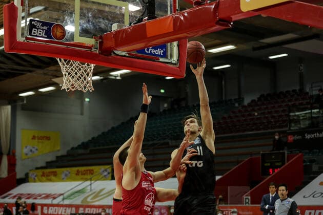 Deutschland, Giessen, Osthalle, 14.02.2021, easy Credit BBL, 19.Spieltag, JobStairs Giessen 46ers - Hamburg Towers Bild: v.li. Scottie James JR (Jobstairs Giessen 46ers), Maik Kotsar (Hamburg Towers) im Zweikampf Copyright: HMBxMedia ThomasxJäger