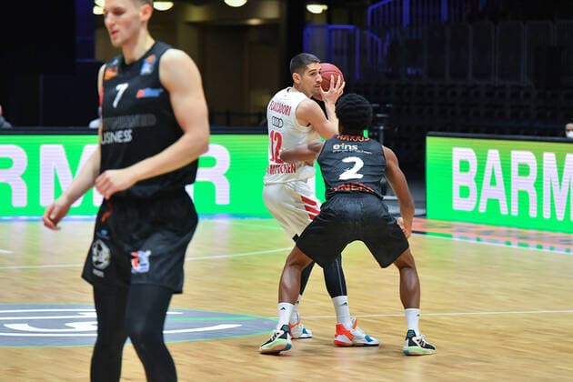 Chemnitz, Deutschland 14. Februar 2021: BBL - 2020 2021 - Niners Chemnitz vs. FC Bayern Muenchen v. li. im Zweikampf Diego Flaccadori (Bayern), Harris Terrell (Chemnitz), Copyright: xFotostandx xDostmannx