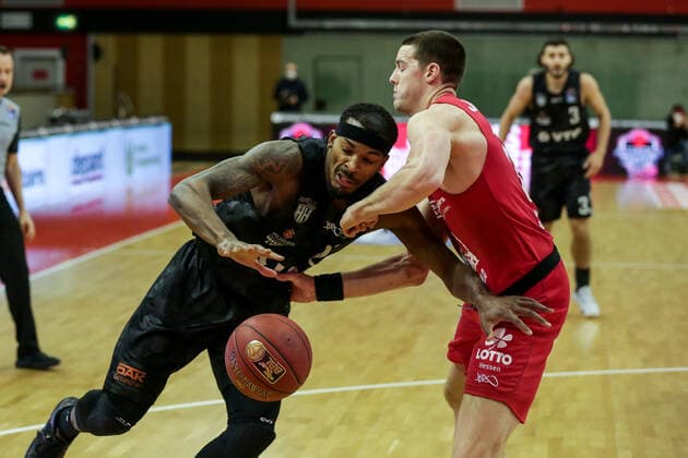 Deutschland, Giessen, Osthalle, 14.02.2021, easy Credit BBL, 19.Spieltag, JobStairs Giessen 46ers - Hamburg Towers Bild: v.li.Terry Allen (Hamburg Towers),Scottie James JR (Jobstairs Giessen 46ers) Copyright: HMBxMedia ThomasxJäger