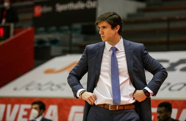 Deutschland, Giessen, Osthalle, 14.02.2021, easy Credit BBL, 19.Spieltag, JobStairs Giessen 46ers - Hamburg Towers Bild: Headcoach: Pedro Calles (Hamburg Towers) an der Seitenlinie Copyright: HMBxMedia ThomasxJäger