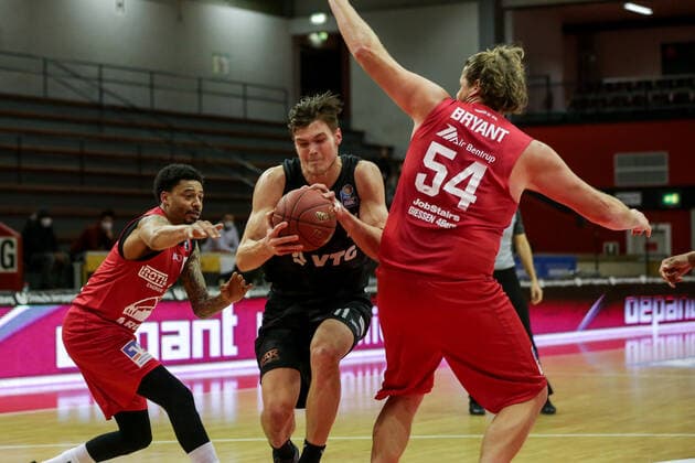 Deutschland, Giessen, Osthalle, 14.02.2021, easy Credit BBL, 19.Spieltag, JobStairs Giessen 46ers - Hamburg Towers Bild: v.li. Diante Maurice Garret (Jobstairs Giessen 46ers), Maik Kotsar (Hamburg Towers),John Bryant (Jobstairs Giessen 46ers) Copyright: HMBxMedia ThomasxJäger