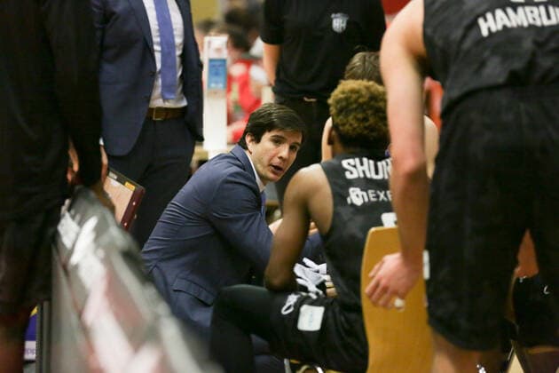 Deutschland, Giessen, Osthalle, 14.02.2021, easy Credit BBL, 19.Spieltag, JobStairs Giessen 46ers - Hamburg Towers Bild: Das Team aus Hamburg bei der Auszeit, mi. Headcoach: Pedro Calles (Hamburg Towers) gibt seinen Spielern anweisungen Copyright: HMBxMedia ThomasxJäger
