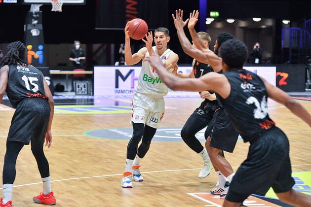 Chemnitz, Deutschland 14. Februar 2021: BBL - 2020 2021 - Niners Chemnitz vs. FC Bayern Muenchen v. li. im Zweikampf Diego Flaccadori (Bayern), Jonas Richter (Chemnitz), Copyright: xFotostandx xDostmannx