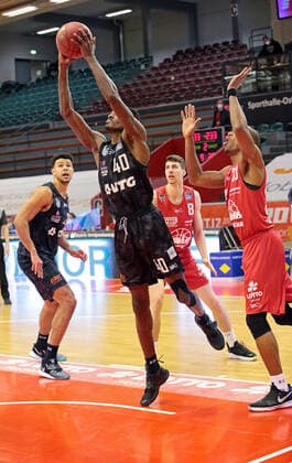 14.02.2021, xovx, Basketball BBL, JobStairs Gießen 46ers - Hamburg Towers v.l. Marvin Ogunsipe (Hamburg Towers), Zac Cuthbertson (Hamburg Towers), Alen Pjanic (Gießen 46ers), Brandon Thomas (Gießen 46ers) Gießen Sporthalle Gießen-Ost Hessen Deutschland (DE)