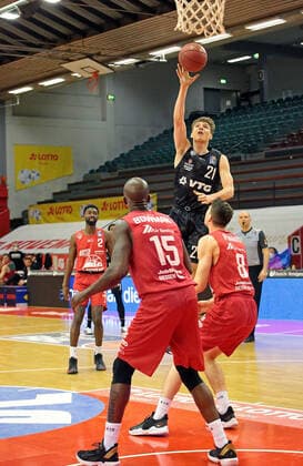 14.02.2021, xovx, Basketball BBL, JobStairs Gießen 46ers - Hamburg Towers v.l. Isaac Hamilton (Gießen 46ers), Brandon Bowman (Gießen 46ers), Justus Hollatz (Hamburg Towers), Alen Pjanic (Gießen 46ers) Gießen Sporthalle Gießen-Ost Hessen Deutschland (DE)