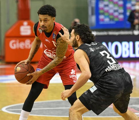 Diante Garrett, Maximilian Dileo Basketball Bundesliga, Basketball Saison 2020 2021, 19. Spieltag, Deutschland, easyCredit BBL, Germany, Giessen 46ers, giessen rot, Herren, Jobstairs GIESSEN 46ers - Hamburg Towers, Männer, Hamburg schwarz