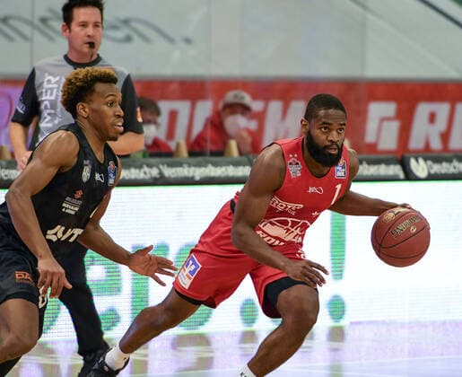 T. J. Shorts, Jonathan Stark Basketball Bundesliga, Basketball Saison 2020 2021, 19. Spieltag, Deutschland, easyCredit BBL, Germany, Giessen 46ers, giessen rot, Herren, Jobstairs GIESSEN 46ers - Hamburg Towers, Männer, Hamburg schwarz