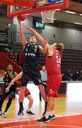 14.02.2021, xovx, Basketball BBL, JobStairs Gießen 46ers - Hamburg Towers v.l. Maik Kotsar (Hamburg Towers), John Bryant (Gießen 46ers) Gießen Sporthalle Gießen-Ost Hessen Deutschland (DE)