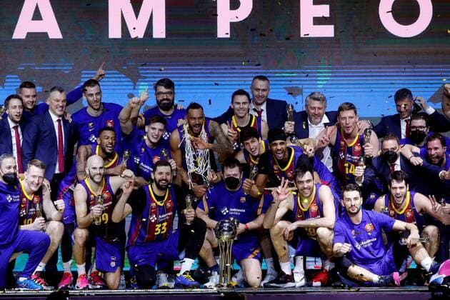 Barcelona s players celebrate with the throphy after winning the Spanish King s Cup against Real Madrid at WiZink Center in Madrid, Spain, 14 February 2021. Barcelona wins Spanish King s Cup after defeating Real Madrid !ACHTUNG: NUR REDAKTIONELLE NUTZUNG!  Copyright: xJuanxCarlosxHidalgox GRAF7783 20210214-637489343749708057