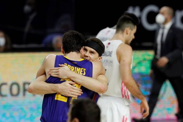 Barca s players celebrate after winning Real Madrid in the Spanish King s Cup basketball final match played at the Wizink Center pavilion in Madrid, Spain, 14 February 2021. Real Madrid vs Barcelona !ACHTUNG: NUR REDAKTIONELLE NUTZUNG!  Copyright: xJuanxCarlosxHidalgox GRAF7773 20210214-637489343787833296