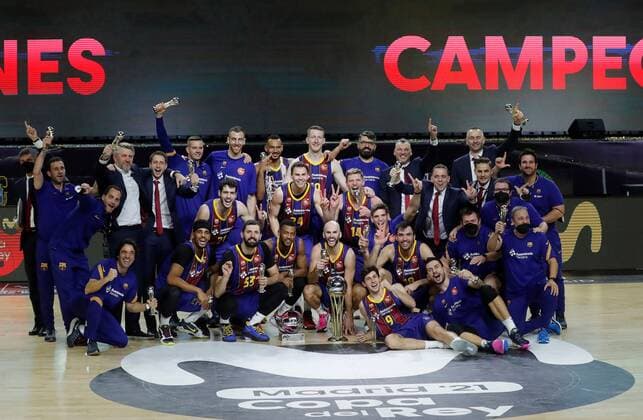 Barcelona s players celebrate with the throphy after winning the Spanish King s Cup against Real Madrid at WiZink Center in Madrid, Spain, 14 February 2021. Barcelona wins Spanish King s Cup after defeating Real Madrid !ACHTUNG: NUR REDAKTIONELLE NUTZUNG!  Copyright: xJuanxCarlosxHidalgox GRAF7790 20210214-637489344462993866