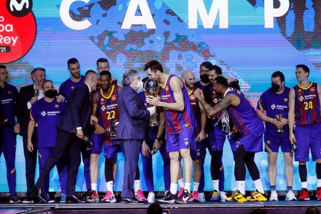 Barcelona s players celebrate with the throphy after winning the Spanish King s Cup against Real Madrid at WiZink Center in Madrid, Spain, 14 February 2021. Barcelona wins Spanish King s Cup after defeating Real Madrid !ACHTUNG: NUR REDAKTIONELLE NUTZUNG!  Copyright: xJuanxCarlosxHidalgox GRAF7780 20210214-637489344446275050