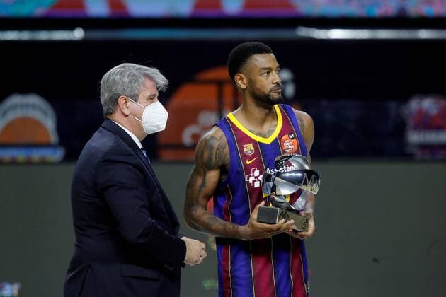 Barca s Cory Higgins (R) poses with the MVP trophy after the Spanish King s Cup basketball match between Real Madrid and Barça played at the Wizink Center pavilion in Madrid, Spain, 14 February 2021. Real Madrid vs Barcelona !ACHTUNG: NUR REDAKTIONELLE NUTZUNG!  Copyright: xJuanxCarlosxHidalgox GRAF7776 20210214-637489344498619096