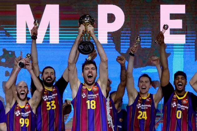 Barca s Alex Abrines (C), next to his team mates, celebrates with the trophy after the Spanish King s Cup basketball match between Real Madrid and Barça played at the Wizink Center pavilion in Madrid, Spain, 14 February 2021. Real Madrid vs Barcelona !ACHTUNG: NUR REDAKTIONELLE NUTZUNG!  Copyright: xJuanxCarlosxHidalgox GRAF7795 20210214-637489345127685635