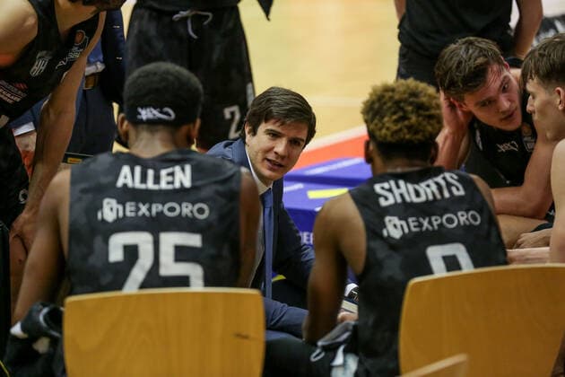 Deutschland, Giessen, Osthalle, 14.02.2021, easy Credit BBL, 19.Spieltag, JobStairs Giessen 46ers - Hamburg Towers Bild: Das Team aus Hamburg bei der Auszeit, mi. Headcoach: Pedro Calles (Hamburg Towers) gibt seinen Spielern anweisungen Copyright: HMBxMedia ThomasxJäger