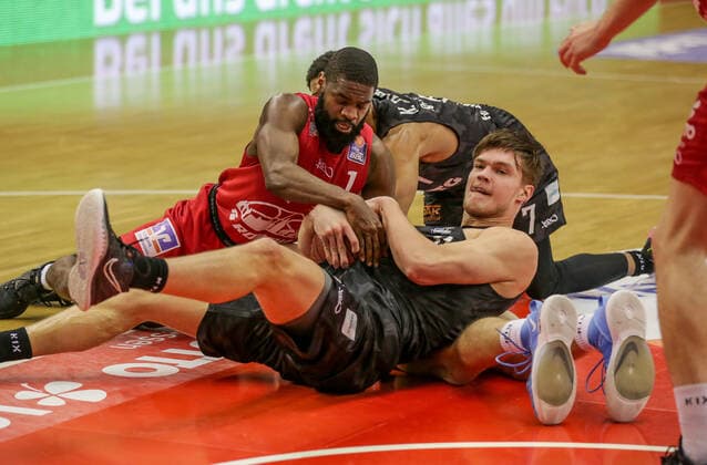 Deutschland, Giessen, Osthalle, 14.02.2021, easy Credit BBL, 19.Spieltag, JobStairs Giessen 46ers - Hamburg Towers Bild: vo. Maik Kotsar (Hamburg Towers), Jonathan Stark (Jobstairs Giessen 46ers), Kameron Taylor (Hamburg Towers) im Kampf um den Ball Copyright: HMBxMedia ThomasxJäger
