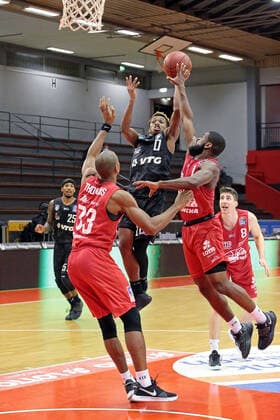14.02.2021, xovx, Basketball BBL, JobStairs Gießen 46ers - Hamburg Towers v.l. Brandon Thomas (Gießen 46ers), TJ Shorts (Hamburg Towers), Jonathan Stark (Gießen 46ers), Alen Pjanic (Gießen 46ers) Gießen Sporthalle Gießen-Ost Hessen Deutschland (DE)