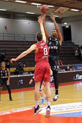 14.02.2021, xovx, Basketball BBL, JobStairs Gießen 46ers - Hamburg Towers v.l. Alen Pjanic (Gießen 46ers), Kameron Taylor (Hamburg Towers) Gießen Sporthalle Gießen-Ost Hessen Deutschland (DE)