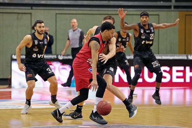 14.02.2021, xovx, Basketball BBL, JobStairs Gießen 46ers - Hamburg Towers v.l. Maximilian DiLeo (Hamburg Towers), Diante Garrett (Gießen 46ers), Maik Kotsar (Hamburg Towers), Terry Allen (Hamburg Towers) Gießen Sporthalle Gießen-Ost Hessen Deutschland (DE)
