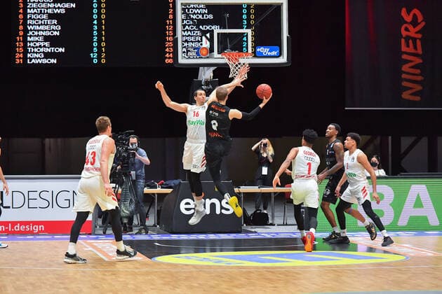 Chemnitz, Deutschland 14. Februar 2021: BBL - 2020 2021 - Niners Chemnitz vs. FC Bayern Muenchen v. li. im Zweikampf Paul Zipser (Bayern), Jan Niklas Wimberg (Chemnitz), Copyright: xFotostandx xDostmannx