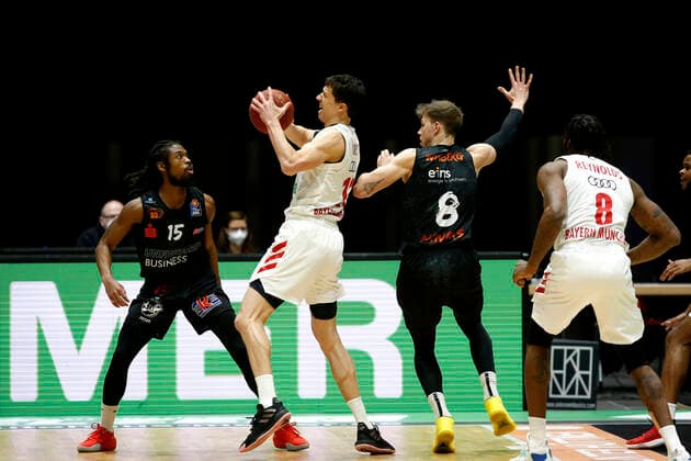 14.02.2021, easyCredit Basketball Bundesliga, BBL, Saison 2020 2021, Herren, Chemnitz Niners - FC Bayern München Basketball Vladimir Lucic, FC Bayern Basketball, Jan Niklas Wimberg, Niners Chemnitz Chemnitz Messe Chemnitz Sachsen Germany