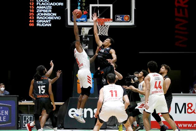 14.02.2021, easyCredit Basketball Bundesliga, BBL, Saison 2020 2021, Herren, Chemnitz Niners - FC Bayern München Basketball Jalen Reynolds, FC Bayern Basketball, George King, Niners Chemnitz Chemnitz Messe Chemnitz Sachsen Germany