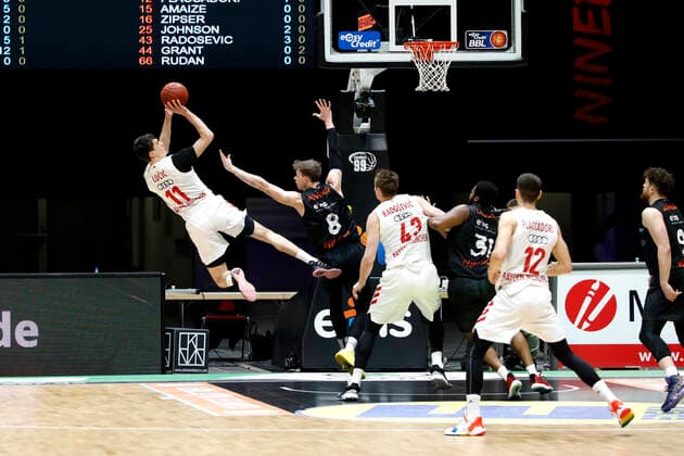 14.02.2021, easyCredit Basketball Bundesliga, BBL, Saison 2020 2021, Herren, Chemnitz Niners - FC Bayern München Basketball Vladimir Lucic, FC Bayern Basketball, Jalen Reynolds, FC Bayern Basketball Chemnitz Messe Chemnitz Sachsen Germany