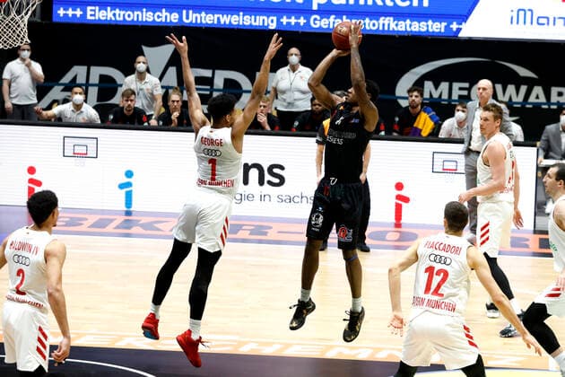 14.02.2021, easyCredit Basketball Bundesliga, BBL, Saison 2020 2021, Herren, Chemnitz Niners - FC Bayern München Basketball Jason George, FC Bayern Basketball, Isiaha Mike, Niners Chemnitz Chemnitz Messe Chemnitz Sachsen Germany
