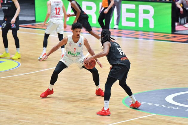 Chemnitz, Deutschland 14. Februar 2021: BBL - 2020 2021 - Niners Chemnitz vs. FC Bayern Muenchen v. li. im Zweikampf Jason George (Bayern), Marcus Thornton (Chemnitz), Copyright: xFotostandx xDostmannx
