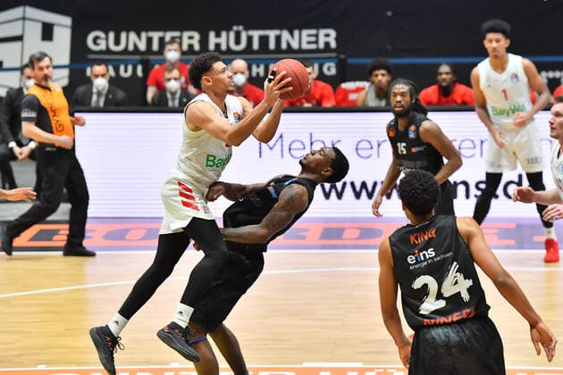 Chemnitz, Deutschland 14. Februar 2021: BBL - 2020 2021 - Niners Chemnitz vs. FC Bayern Muenchen v. li. im Zweikampf Wade Baldwin (Bayern), Isiaha Mike (Chemnitz), Copyright: xFotostandx xDostmannx
