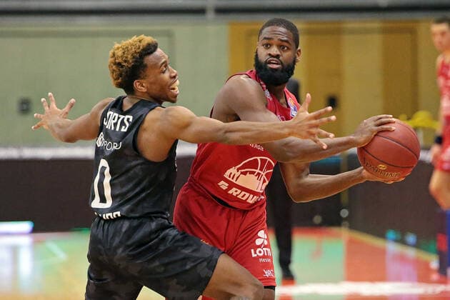 14.02.2021, xovx, Basketball BBL, JobStairs Gießen 46ers - Hamburg Towers v.l. TJ Shorts (Hamburg Towers), Jonathan Stark (Gießen 46ers) Gießen Sporthalle Gießen-Ost Hessen Deutschland (DE)