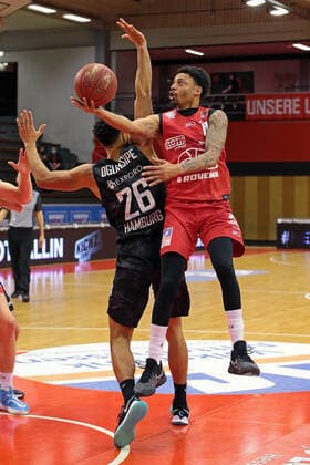 14.02.2021, xovx, Basketball BBL, JobStairs Gießen 46ers - Hamburg Towers v.l. Marvin Ogunsipe (Hamburg Towers), Diante Garrett (Gießen 46ers) Gießen Sporthalle Gießen-Ost Hessen Deutschland (DE)