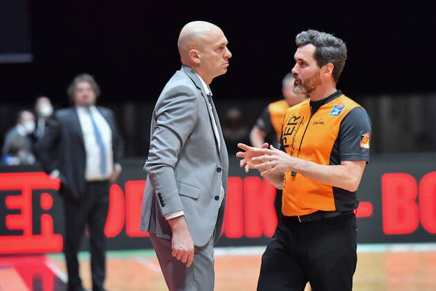 Chemnitz, Deutschland 14. Februar 2021: BBL - 2020 2021 - Niners Chemnitz vs. FC Bayern Muenchen Trainer Rodrigo Pastore (Chemnitz) diskutiert mit dem Schiedsrichter Copyright: xFotostandx xDostmannx