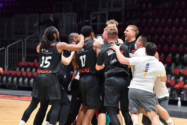 Chemnitz, Deutschland 14. Februar 2021: BBL - 2020 2021 - Niners Chemnitz vs. FC Bayern Muenchen Jubel der Niners Chemnitz nach dem 85:83 Sieg gegen den FC Bayern Muenchen in letzter Sekunde Copyright: xFotostandx xDostmannx