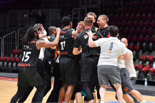 Chemnitz, Deutschland 14. Februar 2021: BBL - 2020 2021 - Niners Chemnitz vs. FC Bayern Muenchen Jubel der Niners Chemnitz nach dem 85:83 Sieg gegen den FC Bayern Muenchen in letzter Sekunde Copyright: xFotostandx xDostmannx