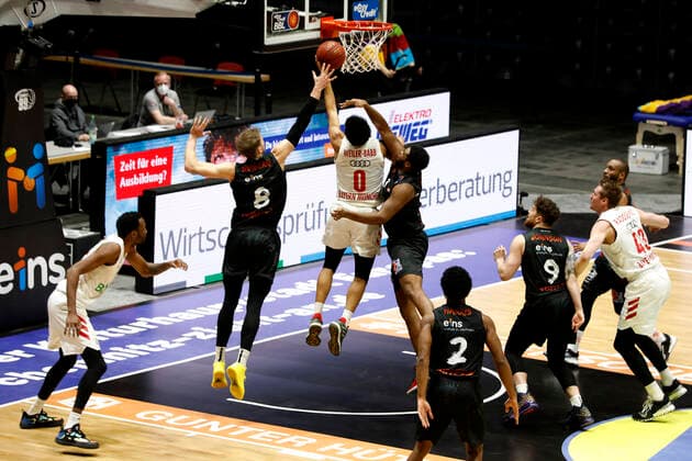 14.02.2021, easyCredit Basketball Bundesliga, BBL, Saison 2020 2021, Herren, Chemnitz Niners - FC Bayern München Basketball Jan Niklas Wimberg, Niners Chemnitz, Nick Weiler-Babb, FC Bayern Basketball Chemnitz Messe Chemnitz Sachsen Germany