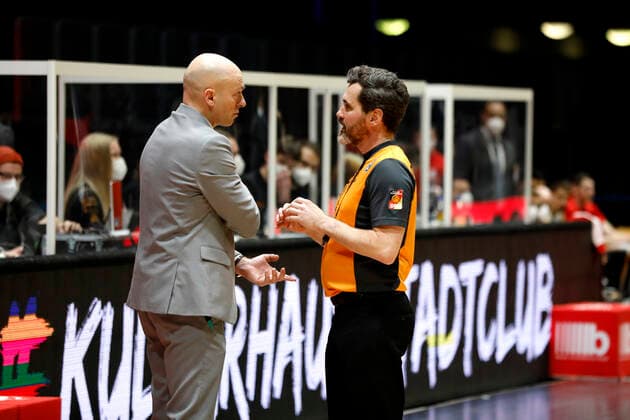 14.02.2021, easyCredit Basketball Bundesliga, BBL, Saison 2020 2021, Herren, Chemnitz Niners - FC Bayern München Basketball Rodrigo Pastore (Headcoach), Niners Chemnitz in Gespräch mit dem Schiedsrichter Chemnitz Messe Chemnitz Sachsen Germany