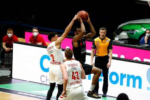 14.02.2021, easyCredit Basketball Bundesliga, BBL, Saison 2020 2021, Herren, Chemnitz Niners - FC Bayern München Basketball Wade Baldwin, FC Bayern Basketball, Isiaha Mike, Niners Chemnitz Chemnitz Messe Chemnitz Sachsen Germany