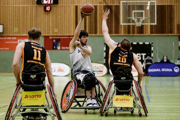 1. RBBL, ING Skywheelers Frankfurt vs. Hannover United, Frankfurt, Skywheelers Dome Frankfurt, 14.2.2021 Marian Kind (ING Skywheelers Frankfurt) & Jan Haller (Hannover United), ING Skywheelers Frankfurt vs. Hannover United, Frankfurt, Skywheelers Dome Frankfurt, 14.2.2021 Copyright: xBEAUTIFULxSPORTS P.xGawlickx