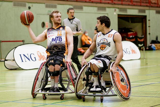 1. RBBL, ING Skywheelers Frankfurt vs. Hannover United, Frankfurt, Skywheelers Dome Frankfurt, 14.2.2021 Jan Sadler (Hannover United) & Nico Dreimüller (ING Skywheelers Frankfurt), ING Skywheelers Frankfurt vs. Hannover United, Frankfurt, Skywheelers Dome Frankfurt, 14.2.2021 Copyright: xBEAUTIFULxSPORTS P.xGawlickx